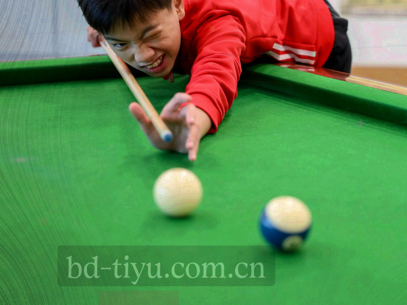 运动员动态剪影与数据流融合，体现实时体育数据可视化